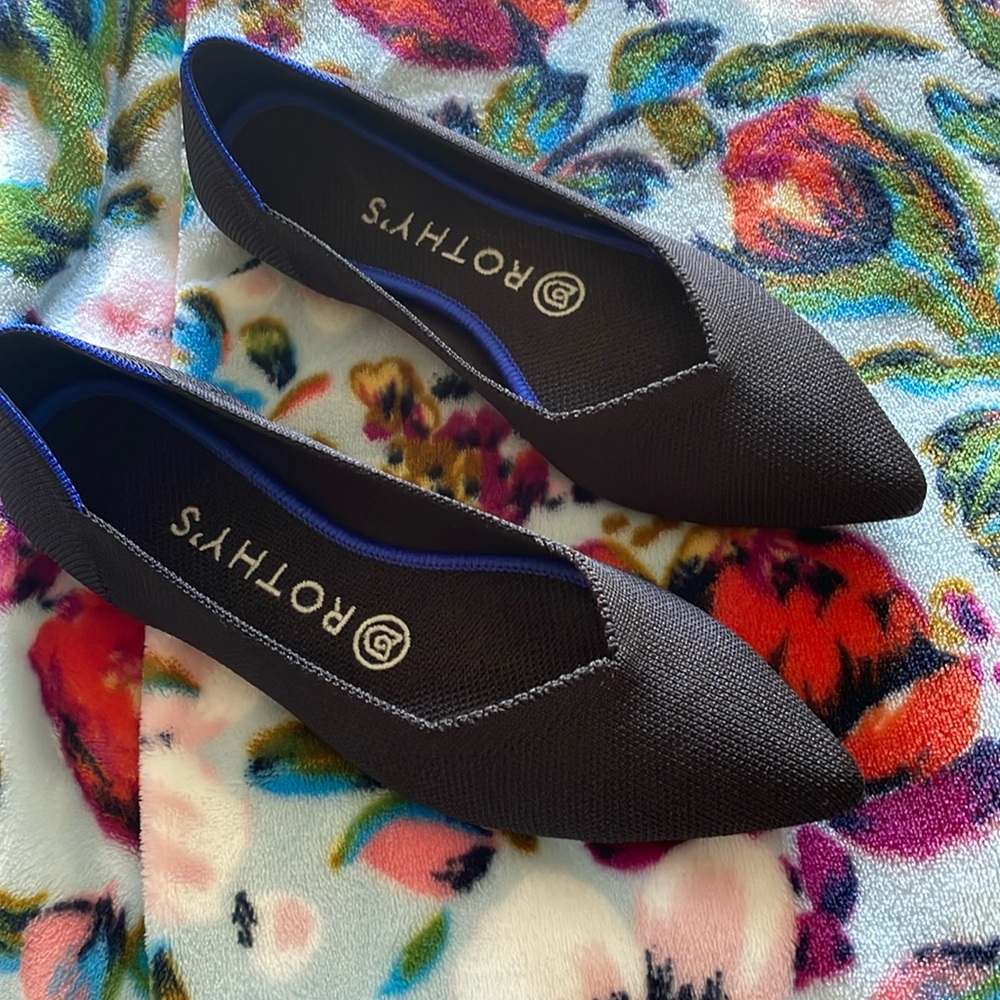 ROTHYS BLACK SZ 7 flat pointy toe